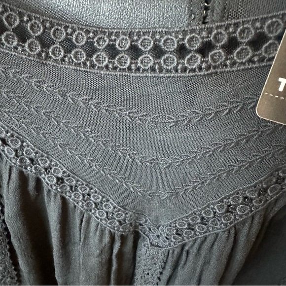 Torrid Black Crepe Tunic w/ Lace detail size 6 - Picture 3 of 8